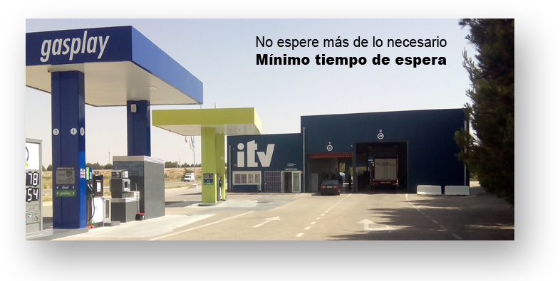 Estación de servicio con surtidores de gasolina y diésel.